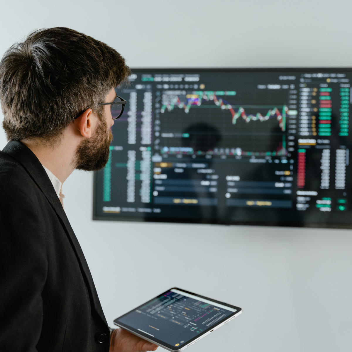 man-looking-at-screen-with-financial-analytics